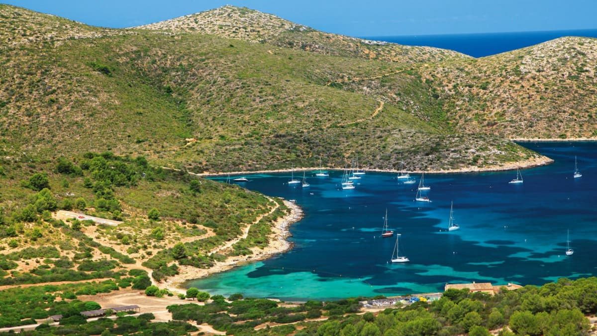 الإقامة الليلية في كابريرا لمدة يومين — Multi-Day Yacht Charter